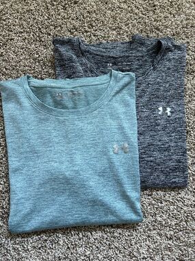 Under Armour Women’s HeatGear Loose Fit Twist Tees / Short Sleeve Shirt - 2 Pack